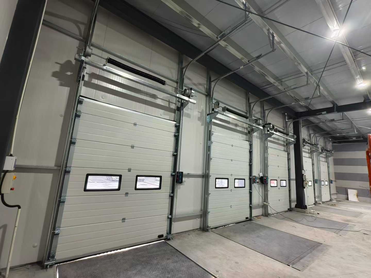 Teollisuuden osa-ovet ja telakkatasoituslaitteet varastoprojekteihin